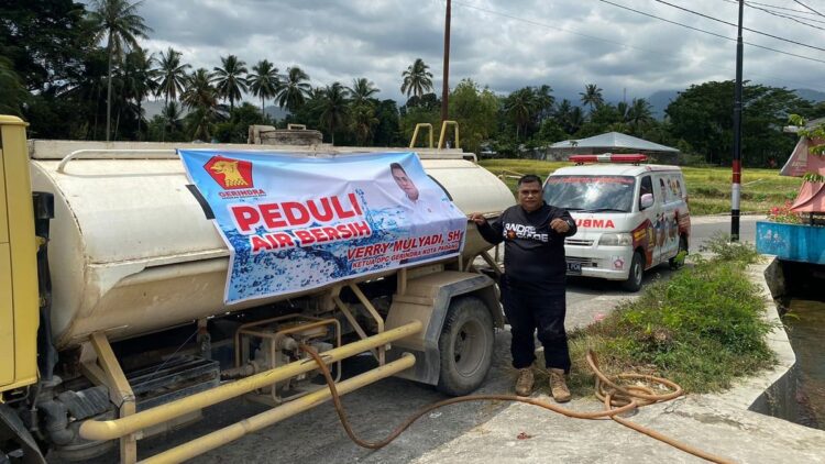 Ketua DPC Gerindra Kota Padang, Verry Mulyadi membantu penyaluran air di kawasan Batu Gadang, Kelurahan Lubuk Kilangan, Kota Padang.