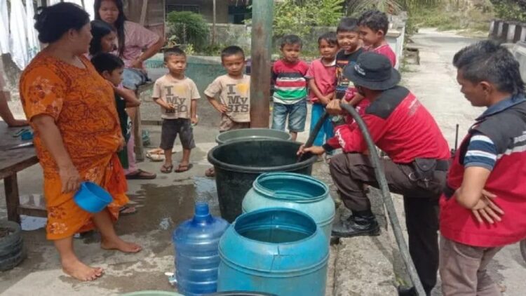 Tim Reaksi Cepat PT Semen Padang mendistribusikan air bersih di Kecamatan Lubuk Kilangan Padang. (Antara/PT Semen Padang)