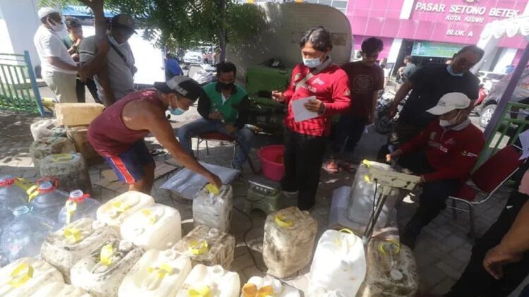 Pedagang antre membeli minyak goreng saat pendistribusian minyak goreng curah bersubsidi di Pasar Setono Betek, Kota Kediri, Jawa Timur, Jumat (22/4/2022). ANTARA FOTO/Prasetia Fauzani/rwa.