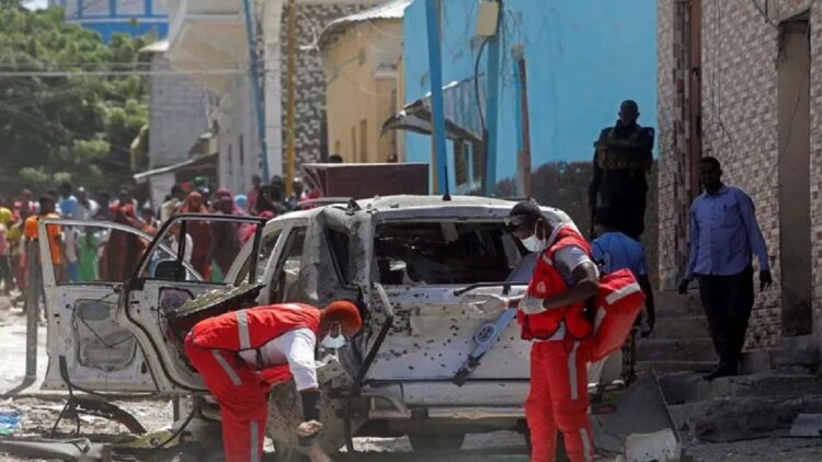 Kelompok al Shabaab Bom Restoran di Pinggir Pantai Somalia, Enam Orang Tewas 1 Arsip - Paramedis bersiap memindahkan mayat seorang pria ke kantung jenazah, di lokasi ledakan di Mogadishu, Somalia, 16 Januari 2022. (ANTARA/Reuters/Feisal Omar/aww/djo)