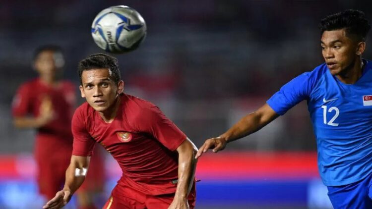 Pemain Timnas U-22 Indonesia Egy Maulana Vikri (kiri) mengejar bola dibayangi pemain Timnas Singapura Muhammad Syahrul Bin Sazali dalam pertandingan Grup B SEA Games 2019 di Stadion Rizal Memorial, Manila, Filipina, Kamis (28/11/2019). ANTARA FOTO/Sigid Kurniawan/wsj.