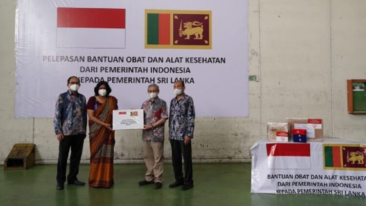 Pemerintah Kirim 3 Ton Bantuan Obat dan Alat Kesehatan untuk Sri Lanka 1 Sekjen Kemenkes Kunta Wibawa Dasa Nugraha menyerahkan bantuan yang diterima oleh Dubes Sri Lanka untuk Indonesia dan ASEAN Yasoja Gunasekera, di Bandar Udara Soekarno-Hatta, Jakarta, Kamis (28/04/2022). (Foto: Humas Kemenkes)