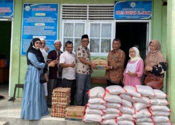 Beri Bantuan 300 Kilogram Beras, Cara Alumni 83 SMA PGRI 1 Padang Berbagi saat Ramadan