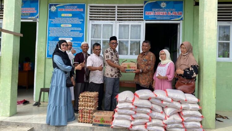 Bantuan sembako alumni PGRI 1 Padang.