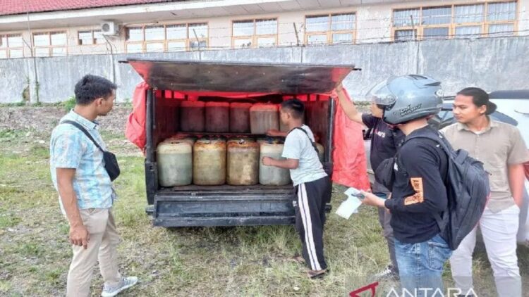 Petugas menangkap pria yang diduga mengendarai mobil membawa 40 jeriken berisi bahan bakar minyak bersubsidi di Kabupaten Solok Selatan. (ANTARA/ HO Polda Sumbar)