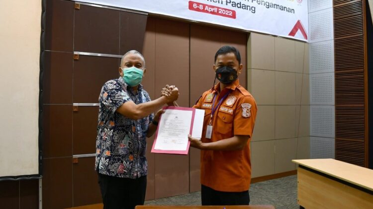 Penyerahan berita acara hasil audit dari Ketua Tim Auditor SMP, Kombes Pol Murry Mirranda kepada Direktur Keuangan dan Umum PT Semen Padang Oktoweri.