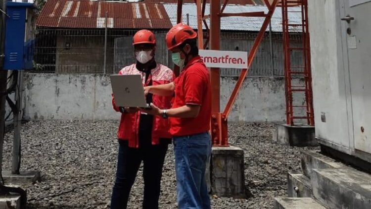Jefry Batubara, Regional Head Northern Sumatera dan Freddyben Simanjuntak, RNOM Head North Sumatra mengecek jaringan Smartfren.