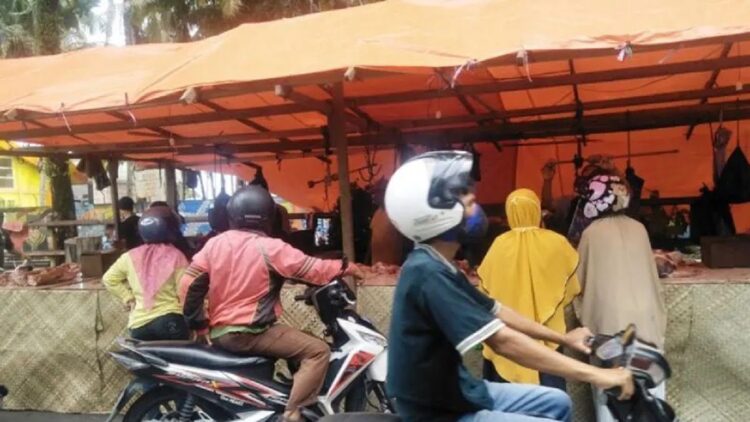 Harga Daging Sapi di Padangpariaman Diprediksi Capai Rp140 Ribu per Kg saat Lebaran 1 Sejumlah warga membeli daging di los pedagang daging lebaran di Kota Pariaman, Sumbar. (ANTARA/Aadiaat M. S.)