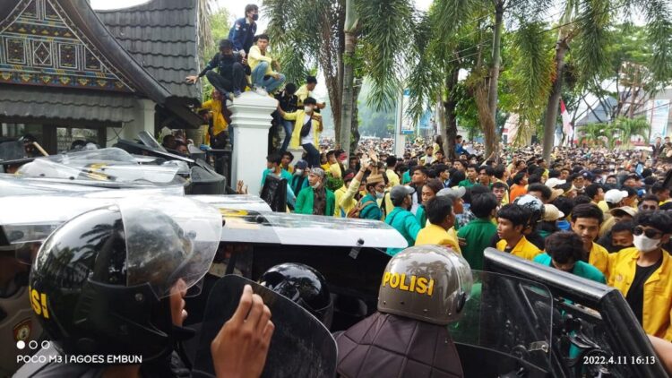 Demo ricuh di gedung DPRD Sumbar.
