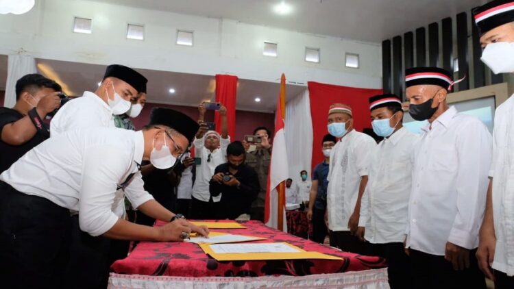 Ratusan Eks NII di Dharmasraya Ucap Sumpah Setia kepada NKRI 1 Ratusan eks NII di Dharmasraya kembali ke NKRI.