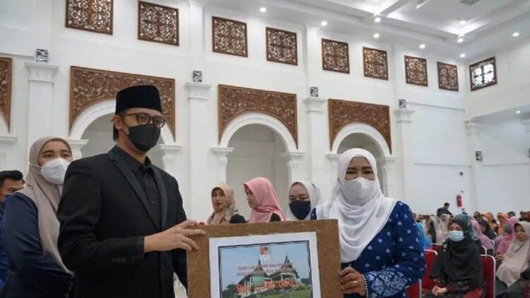 Wako Bukittinggi Erman Safar serahkan bantuan kepada guru honorer di Bukittinggi. (ANTARA/Alfatah)