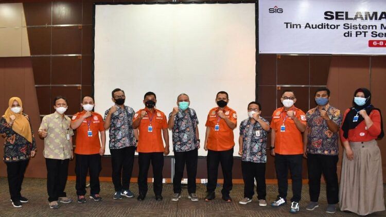 Foto bersama usai pemeriksaan SMP di Semen Padang.