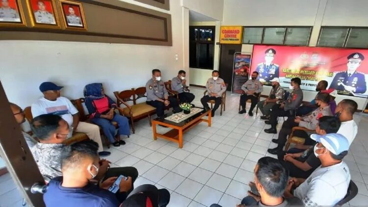 Belasan pemilik kapal wisata di Kota Pariaman, Sumbar dikumpulkan oleh Polres Pariaman untuk diberikan sosialisasi dan edukasi sebagai upaya memaksimalkan persiapan pengamanan Libur Lebaran 2022. (ANTARA/Aadiaat M. S.)