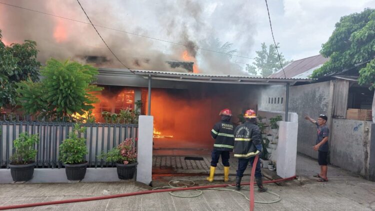Jelang Berbuka, Tiga Unit Rumah dan Satu Sepeda Motor Terbakar di Padang 1 Kebakaran yang terjadi di kawasan Purus 2, Kota Padang beberapa waktu lalu. (Damkar Kota Padang)