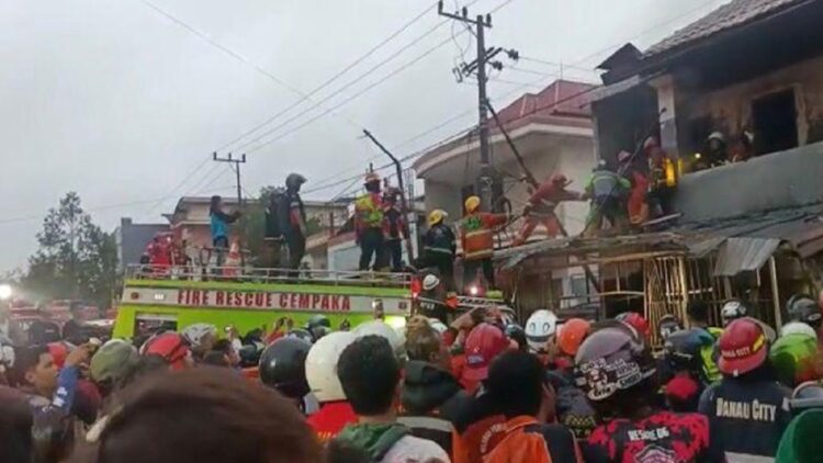 Proses evakuasi korban kebakaran di Samarinda, Kaltim. Foto: (Budi/detikcom)