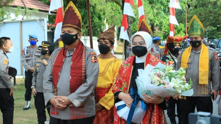 Kalemdiklat Polri Dipasangkan Saluak Badeta, Kapolda Sumbar: Lestarikan Budaya 1 Kedatangan Kalemdiklat dipasangkan saluak badeta.