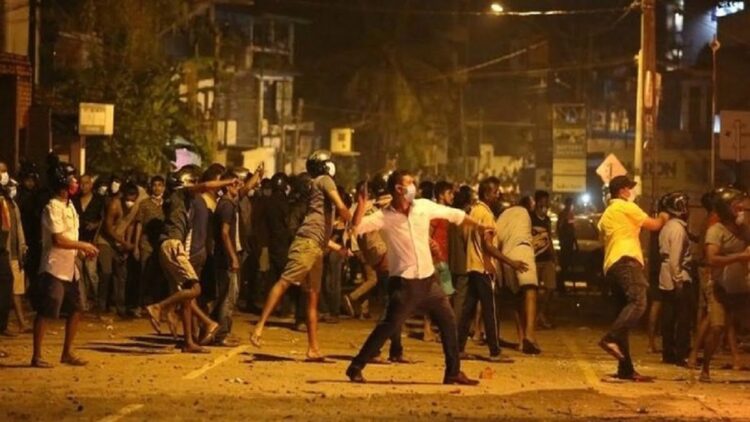 Massa bentrok dengan polisi di luar kediaman pribadi Presiden di Kolombo, Sri Lanka, 31 Maret 2022/EPA.