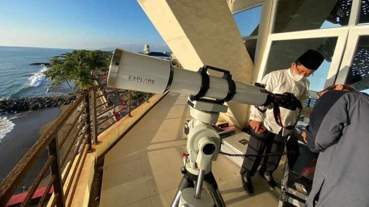 Memantau hilal di Gedung Kebudayaan Sumbar.