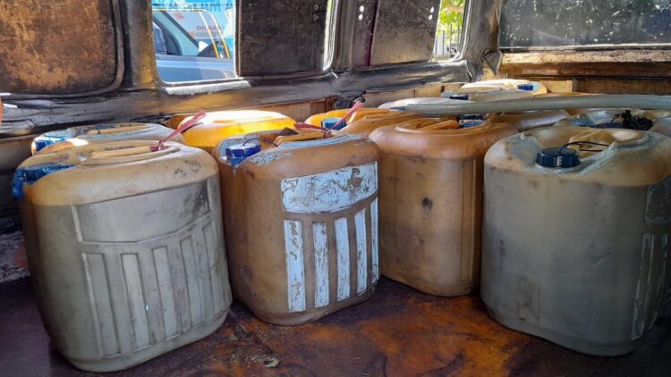 Minyak ilegal yang diamankan Polda Sumbar.