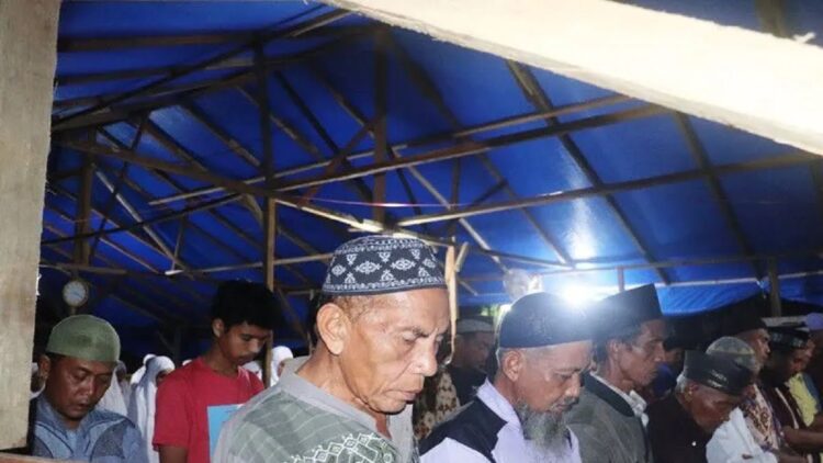 Umat Muslim di Sungai Lampang Jorong Tanjung Beruang Kajai Kabupaten Pasaman Barat melaksanakan shalat tarawih di mushala darurat beratapkan terpal karena mushala mereka rusak berat akibat gempa beberapa waktu lalu. (ANTARA/Altas Maulana)