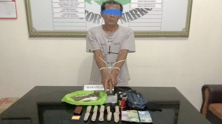 Kakek di Agam Ini Jadi Pengedar Ganja, Polisi Amankan 10 Paket Siap Jual 1 Kakek pengedar ganja di Agam diamankan polisi.
