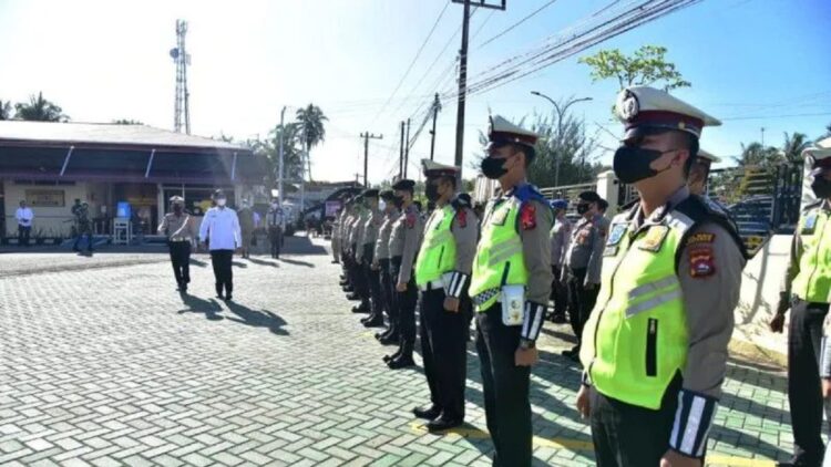 Wali Kota Pariaman, Sumbar Genius Umar memeriksa kesiapan personel saat apel gabungan beberapa hari lalu di depan Mako Polres Pariaman. (ANTARA/HO-Kominfo Pariaman)