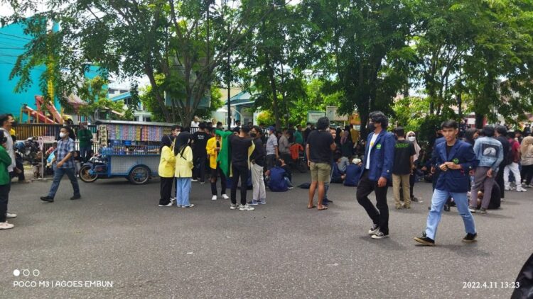 Mahasiswa Demo, Pedagang Minuman di Padang Raup Keuntungan 1 Pedagang minuman di areal demo mahasiswa.
