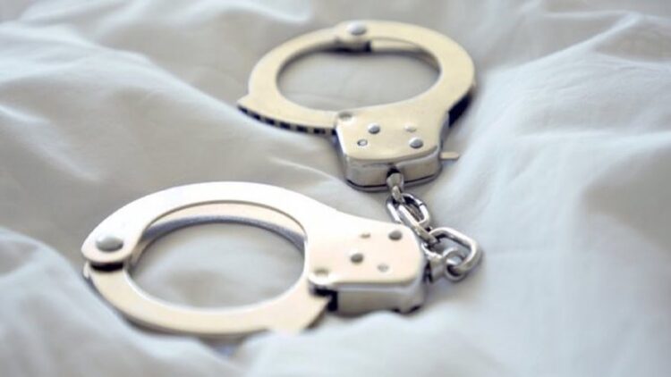 Main Binomo Pakai Duit Nasabah, Oknum Pegawai Bank di Banjarmasin Rugikan Negara Rp1,1 M 1 Ilustrasi borgol. (net)