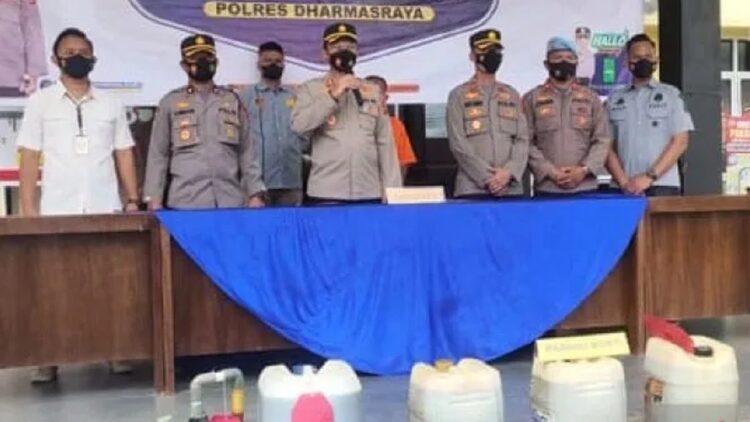 Diduga Menimbun BBM Subsidi, Pria 41 Tahun di Dharmasraya Diciduk Polisi 1 Kapolres AKBP Nurhadiansyah (tiga kiri) dan Kasat Reskrim Iptu Dwi Angga (kiri) saat menggelar jumpa pers pengungkapan kasus di halaman Mapolres Dharmasraya, Sabtu (16/4). (Antara)