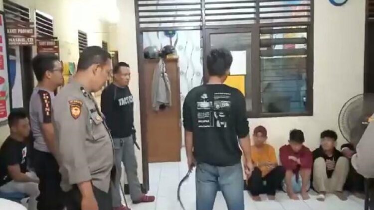 Delapan Remaja Ditangkap Polisi di Padang, Tiga Pedang dan Satu Celurit Diamankan 1 Pelaku tawuran diamankan Polsek Nanggalo.