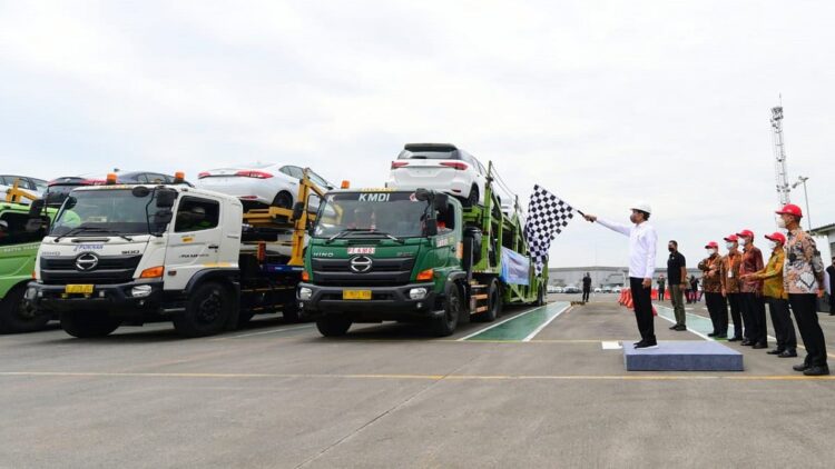 Presiden Jokowi pada pelepasan ekspor Fortuner perdana ke Australia, di Karawang, Jawa Barat, Selasa (15/02/2022). (Foto: Muchlis Jr)