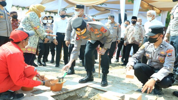 Kapolda Sumbar Lakukan Peletakan Batu Pertama Pembangunan Kolam Retensi Aspol Lolong 1 Peletakan batu pertama retensi Aspol Lolong.
