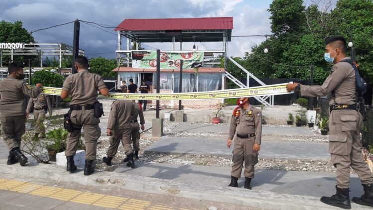 Tiga Bangli di Pinggir Pantai Padang Diberi Garis Larangan 1 Pemasangan garis larangan untuk kafe melanggar bangli di Pantai Padang.
