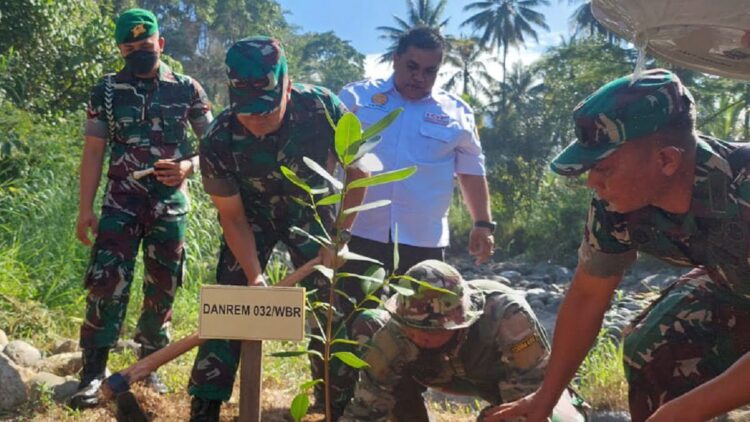 Danrem 032/Wirabraja Brigjend TNI Purmanto didampingi Dandim 0312 Padang Letkol (Inf) Jadi dan tokoh muda nagari Lubuk Kilangan Verry Mulyadi melakukan penanaman pohon dan menyebarkan ribuan bibit ikan gariang.