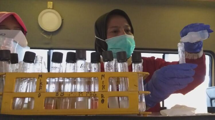 Pengecekan sampel makanan BBPOM di Padang.