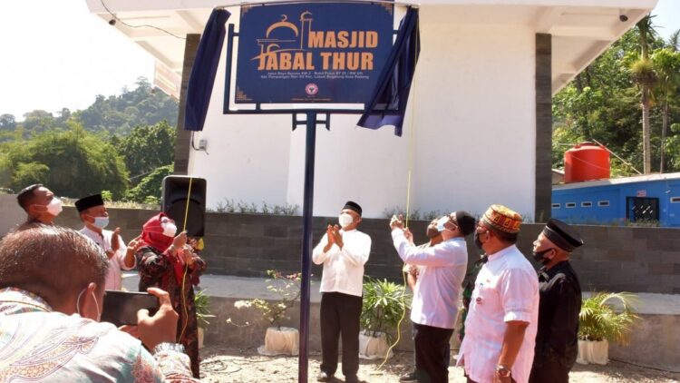 Walikota Padang Hendri Septa dan Anggota DPRD Kota Padang dari Dapil III Padang Elly Thrisyanti disaksikan Dirut PT Semen Padang Asri Mukhtar (tengah) membuka selubung papan nama Masjid Jabal Thur Bukit Putus, Jumat (1/4/2022).