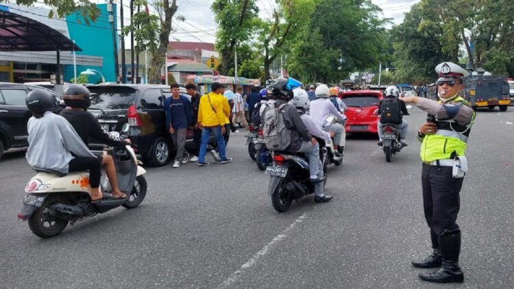 Sempat Ditutup Karena Demo, Arus Lalu Lintas di Sekitar DPRD Sumbar Sudah Lancar 1 Personel Lantas Polresta Padang lakukan pengalihan arus.