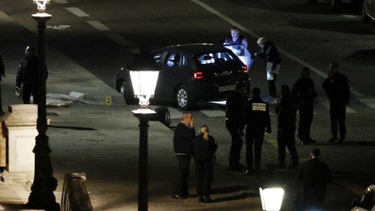 2 Orang Tewas Ditembak Mati usai Tabrak Polisi di Prancis 1 Polisi Prancis memeriksa mobil yang hendak menabrak personel kepolisian di Paris. (AFP/LUDOVIC MARIN)