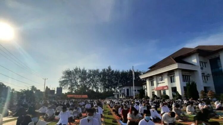 Suasana Salat Idul Fitri di Halaman Kantor Wali Kota Pariaman, Sumbar pada lebaran 1442 Hijriah. (ANTARA/Aadiaat M. S.)