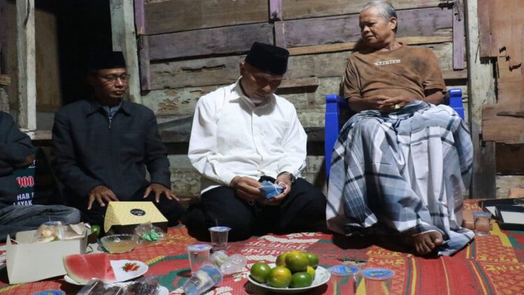 Singgah Sahur di Sungai Lundang, Gubernur Mahyeldi Salurkan Bantuan Bedah Rumah 1 Singgah sahur Gubernur Mahyeldi di Sungai Lundang, Kabupaten Pesisir Selatan.