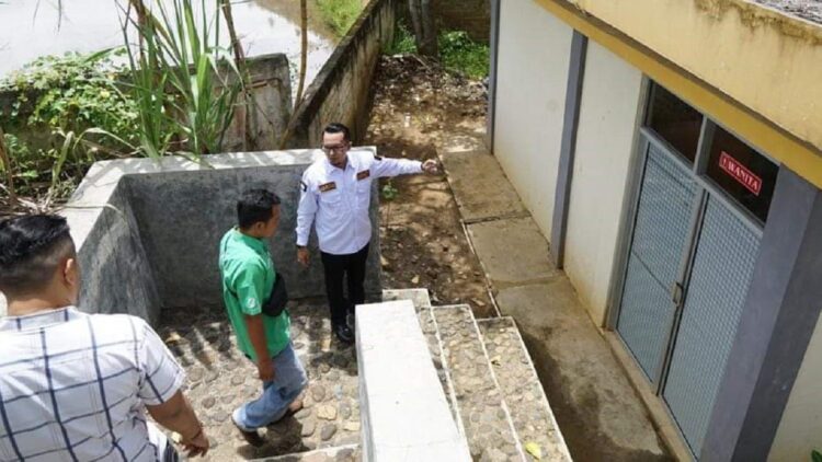 Bupati Eka Putra Wirman temukan toilet Istano Baso Pagaruyung yang kotor.