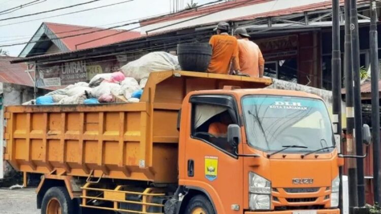 Selama Ramadhan, Sampah di Pariaman Meningkat sampai 40 Ton per Hari 1 Truk pembawa sampah di Kota Pariaman, Sumbar melintas di jalan raya protokol di daerah itu untuk mengangkut sampah yang ada di tepi jalan. (ANTARA/Aadiaat M. S.)