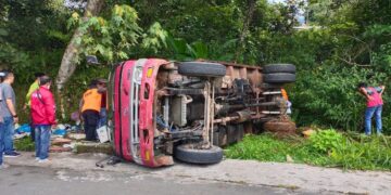 Truk Sampah di Padang Panjang Terguling, Seorang Petugas Kebersihan Meninggal
