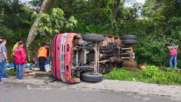Truk Sampah di Padang Panjang Terguling, Seorang Petugas Kebersihan Meninggal 1 Truk sampah di Padang Panjang terguling.