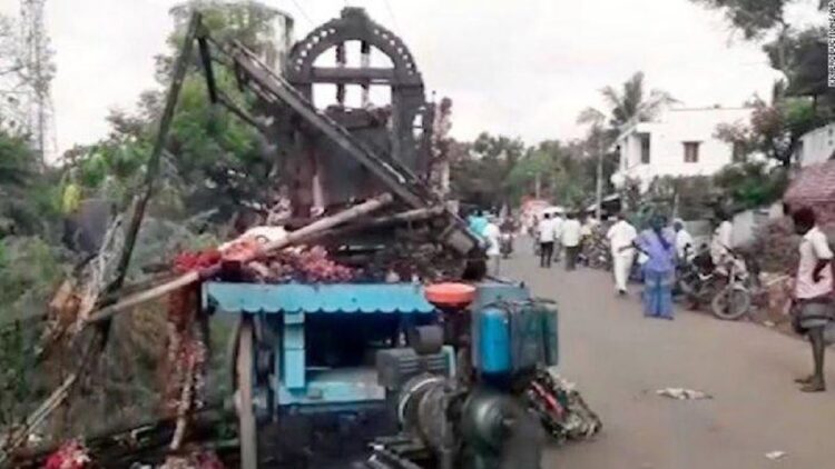Sebuah gambar menunjukkan sebuah truk, yang didekorasi sebagai kereta, tersengat listrik dan terbakar di distrik Thanjavur, di negara bagian Tamil Nadu, India selatan, pada 27 April. (net)
