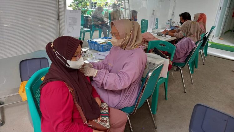 Vaksinasi booster yang digelar di salah satu Puskesmas di Kota Padang.