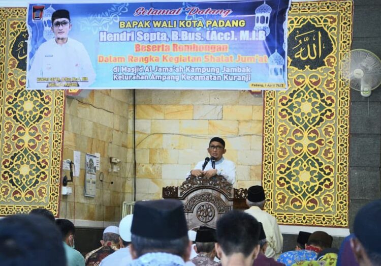 Wali Kota Padang Hendri Septa dalam khutbahnya di Masjid Al Jama'ah Kampung Jambak, Kelurahan Ampang, Kecamatan Kuranji, Jumat (1/4/2022).
