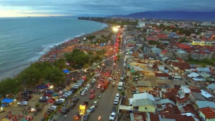 Antisipasi Macet, Bus Pariwisata Dilarang Parkir di Pantai Padang selama Libur Lebaran 1 Ilustrasi pengunjung memadati Pantai Padang pada Libur Lebaran 2019. (Antara/Iggoy El Fitra)