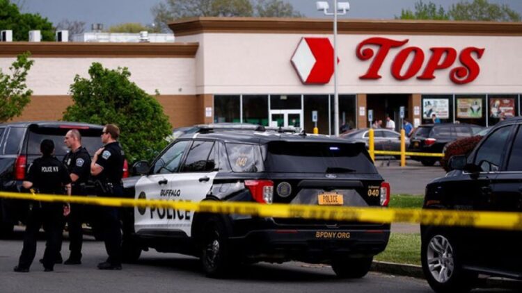 Petugas polisi mengamankan tempat kejadian setelah penembakan di supermarket TOPS di Buffalo, New York, AS, Sabtu (14/5/2022). (Foto: Jeffrey T. Barnes/REUTERS)