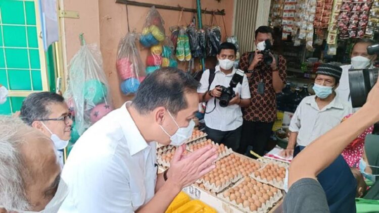 Menteri Perdagangan Muhammad Lutfi meninjau lokasi penjualan minyak goreng curah Rp 14 ribu/liter di Toko Wongso, Kecamatan Makasar, Jakarta Timur, Selasa (17/5/2022). Foto: Akbar Maulana/kumparan